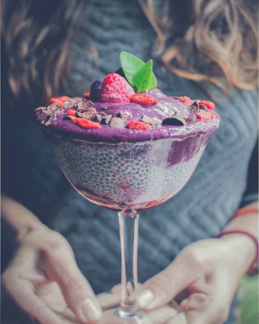 Chiapudding im Glas mit Beeren und Minze