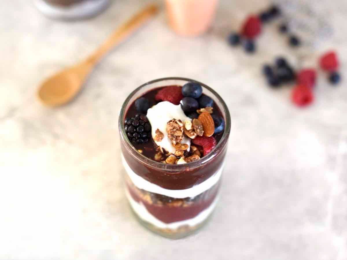 Parfait im Glas mit Joghurt, Granola und frischen Beeren