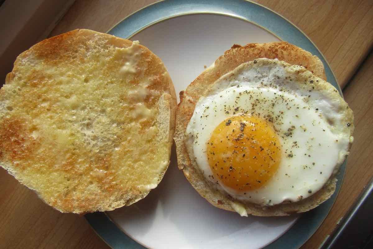 Aufgeklapptes Sandwich mit Spiegelei