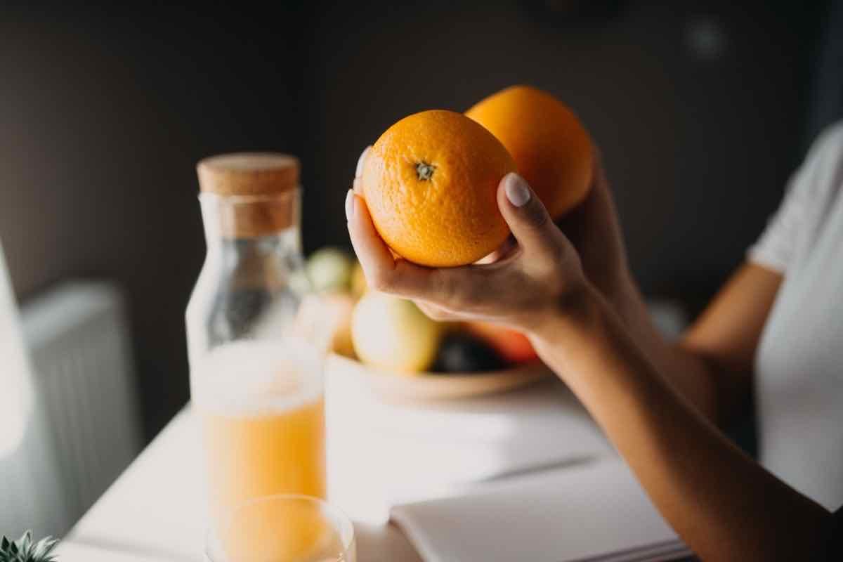 Frisch gepresster Orangensaft neben Orangen